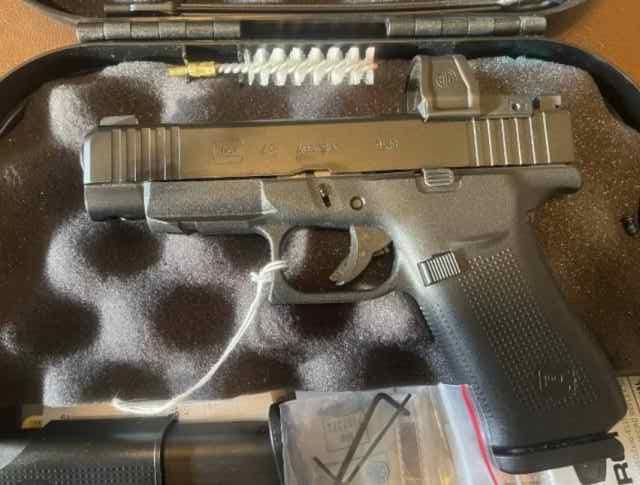 Glock 48 MOS chambered in 9mm W Sig RZ red dot